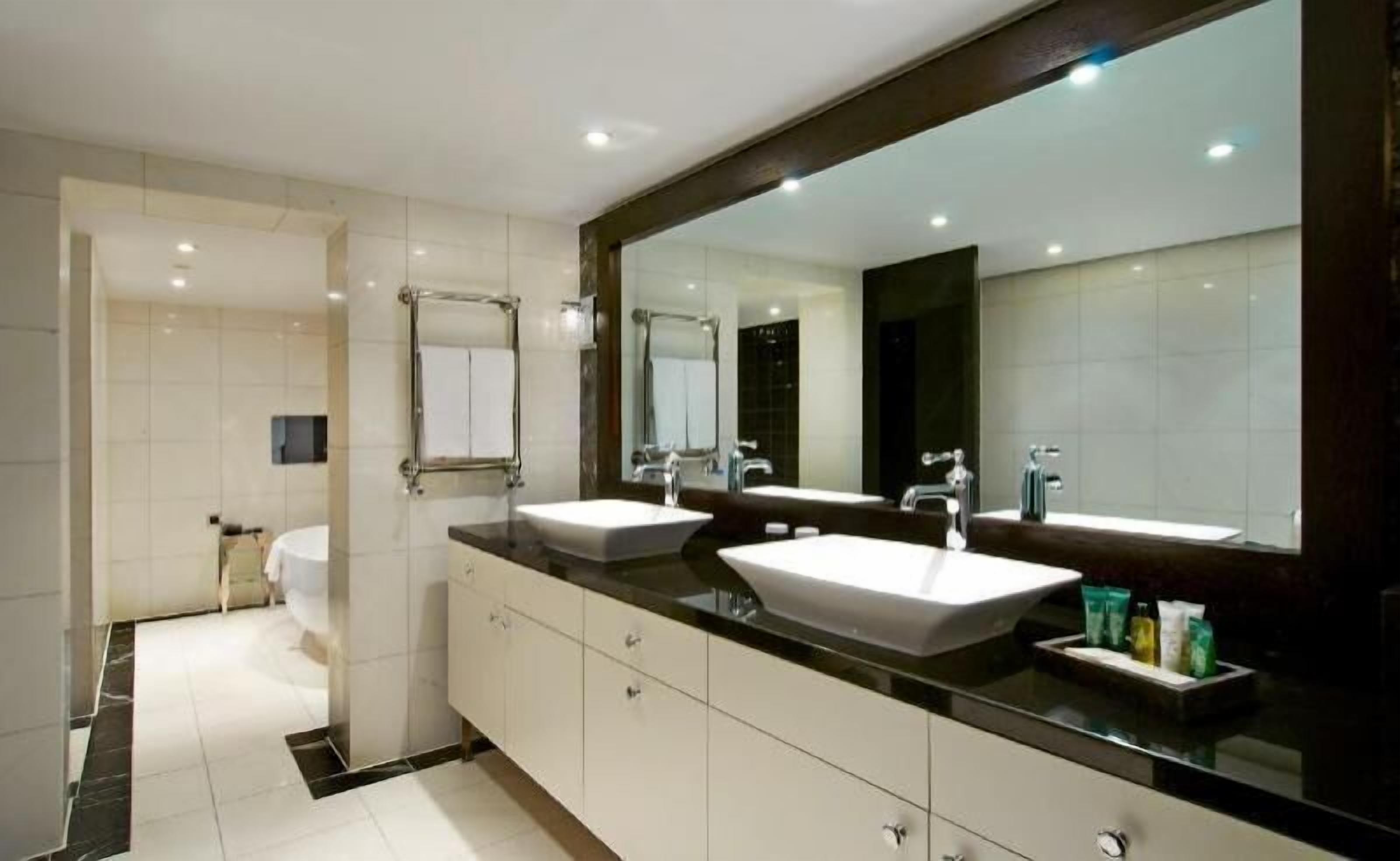 Salle de bain | Douche cascade, articles de toilette (gratuits), séchoir à cheveux