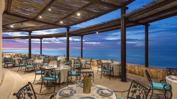 4 restaurantes; se sirven desayunos y cocina local e internacional