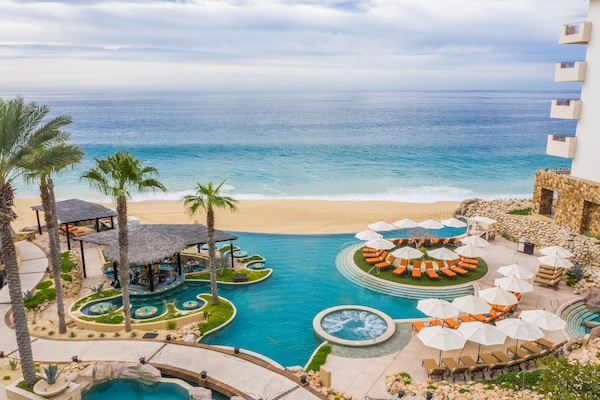 7 piscinas al aire libre, cabañas de piscina (de pago), sombrillas