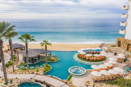 7 piscinas al aire libre, camas de piscina con cargo, sombrillas