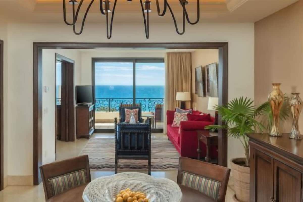 Woonruimte | Een 40-inch ledtelevisie met satellietzenders en televisie