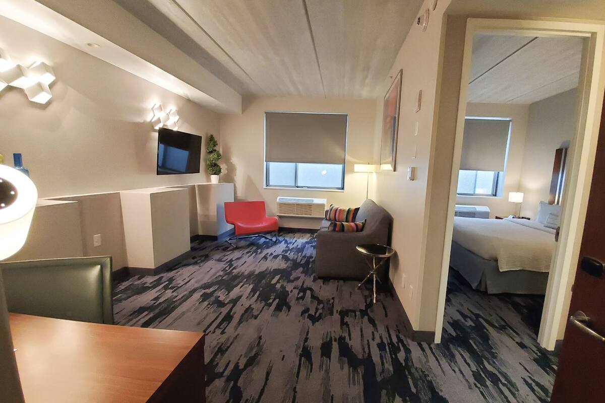 suite, 1 king bed | premium bedding, down duvets, pillow-top beds, desk