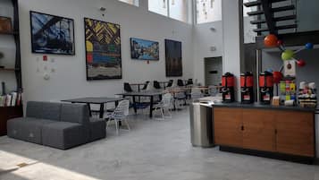 Café da manhã com buffet grátis todos os dias