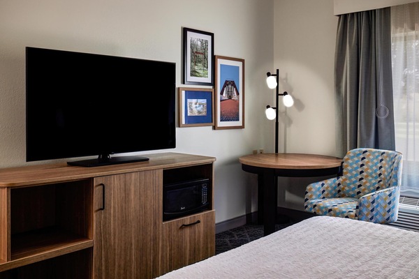 Room, 1 King Bed, Accessible, Non Smoking | Desk, blackout drapes, iron/ironing board, WiFi (free)