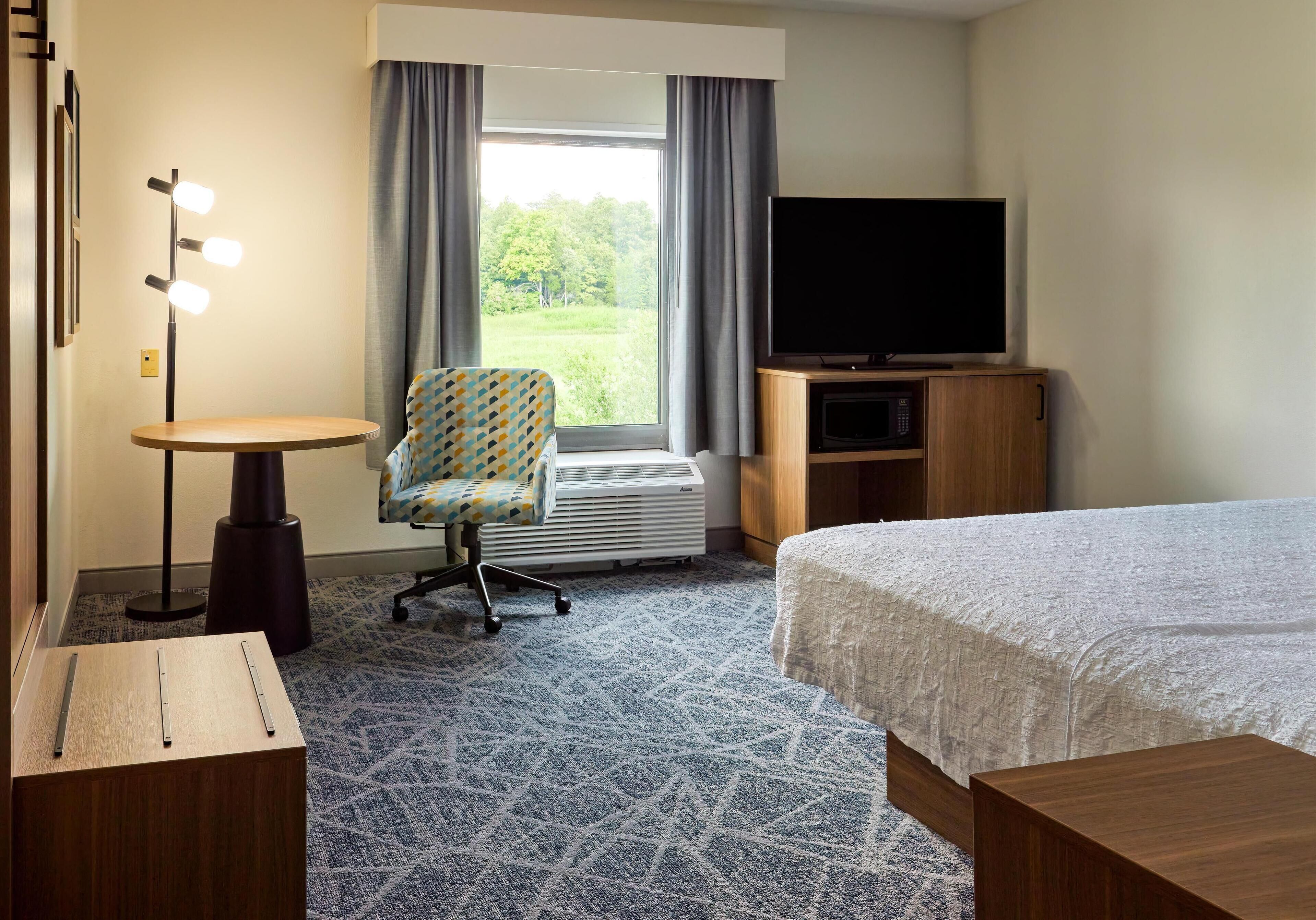 King Non Smoking | Desk, blackout drapes, iron/ironing board, free WiFi