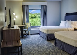 Escritorio, cortinas blackout y tabla de planchar con plancha