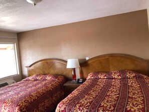 Quarto casal família, 2 camas Queen | Escrivaninha, quartos à prova de som, Wi-Fi de cortesia, roupa de cama