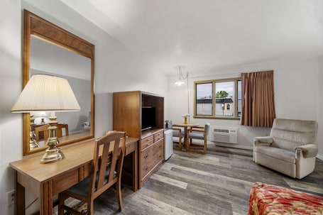 Room, 1 Katil Raja (King) | Meja, langsir/tirai gelap terus, seterika/papan seterika, Wi-fi percuma