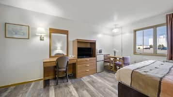 Suite, 1 cama de matrimonio grande | Escritorio, cortinas opacas, tabla de planchar con plancha y wifi gratis