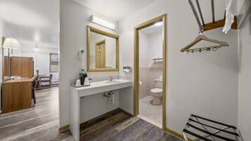 Suite, 1 très grand lit | Salle de bain | Articles de toilette (gratuits), séchoir à cheveux