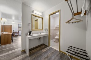 Suite, 1 très grand lit | Salle de bain | Articles de toilette gratuits, sèche-cheveux