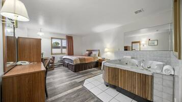 Suite, 1 cama King size | Escritorio, cortinas blackout y tabla de planchar con plancha