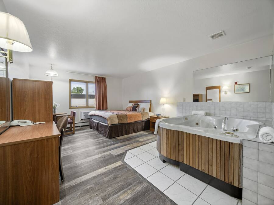 Suite, 1 King-Bett | Schreibtisch, Verdunkelungsvorhänge, Bügeleisen/Bügelbrett