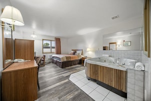 Suite, 1 cama de matrimonio grande | Escritorio, cortinas opacas, tabla de planchar con plancha y wifi gratis