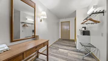 Habitación, 1 cama de matrimonio, accesible para personas con discapacidad | Escritorio, cortinas opacas, tabla de planchar con plancha y wifi gratis