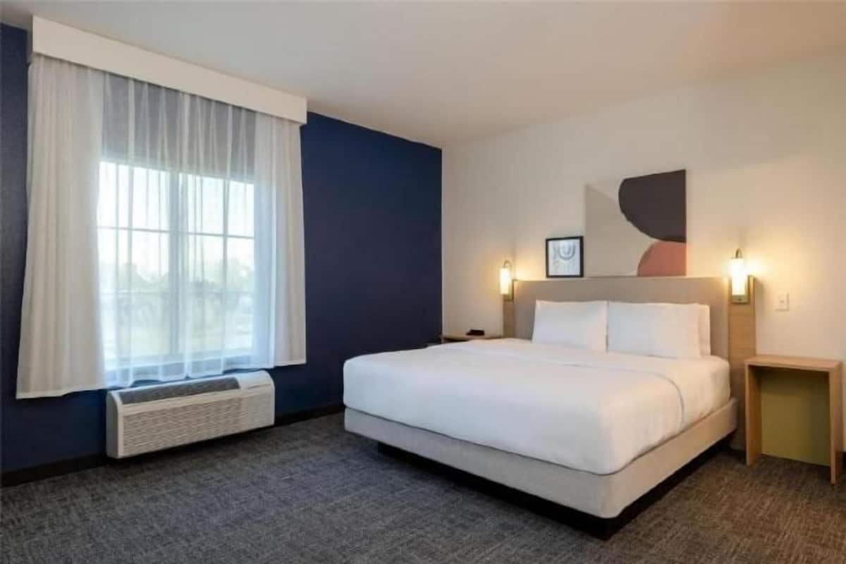 Hochwertige Bettwaren, Schreibtisch, Verdunkelungsvorhänge