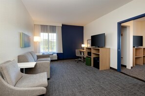 Suite, 1 kingsize-seng | Senget øy av topp kvalitet, skrivebord og blendingsgardiner