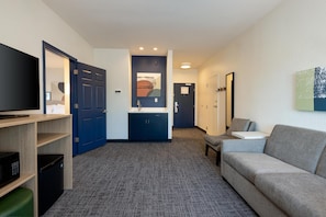 Suite, 1 King Bed | Living area