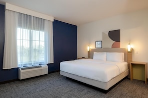 Suite, 1 Tempat Tidur King | Seprai premium, meja kerja, tirai kedap cahaya, dan setrika/meja setrika