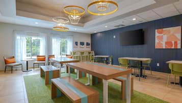 Free daily continental breakfast