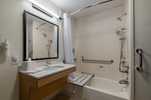 Habitación, 2 camas Queen size, con acceso para personas discapacitadas, tina (Mobility & Hearing) | Baño | Tina con regadera, amenidades de baño gratuitas, secadora de cabello 
