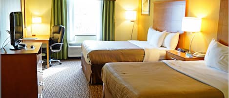 Duas camas de casal, não fumante | Escrivaninha, espaço de trabalho para notebook, cortinas blackout