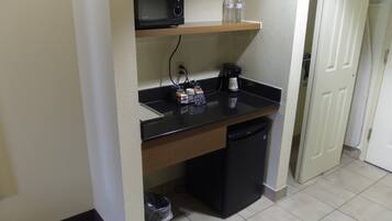 ثلاجة، ميكروويف، ماكينة لصنع القهوة/الشاي