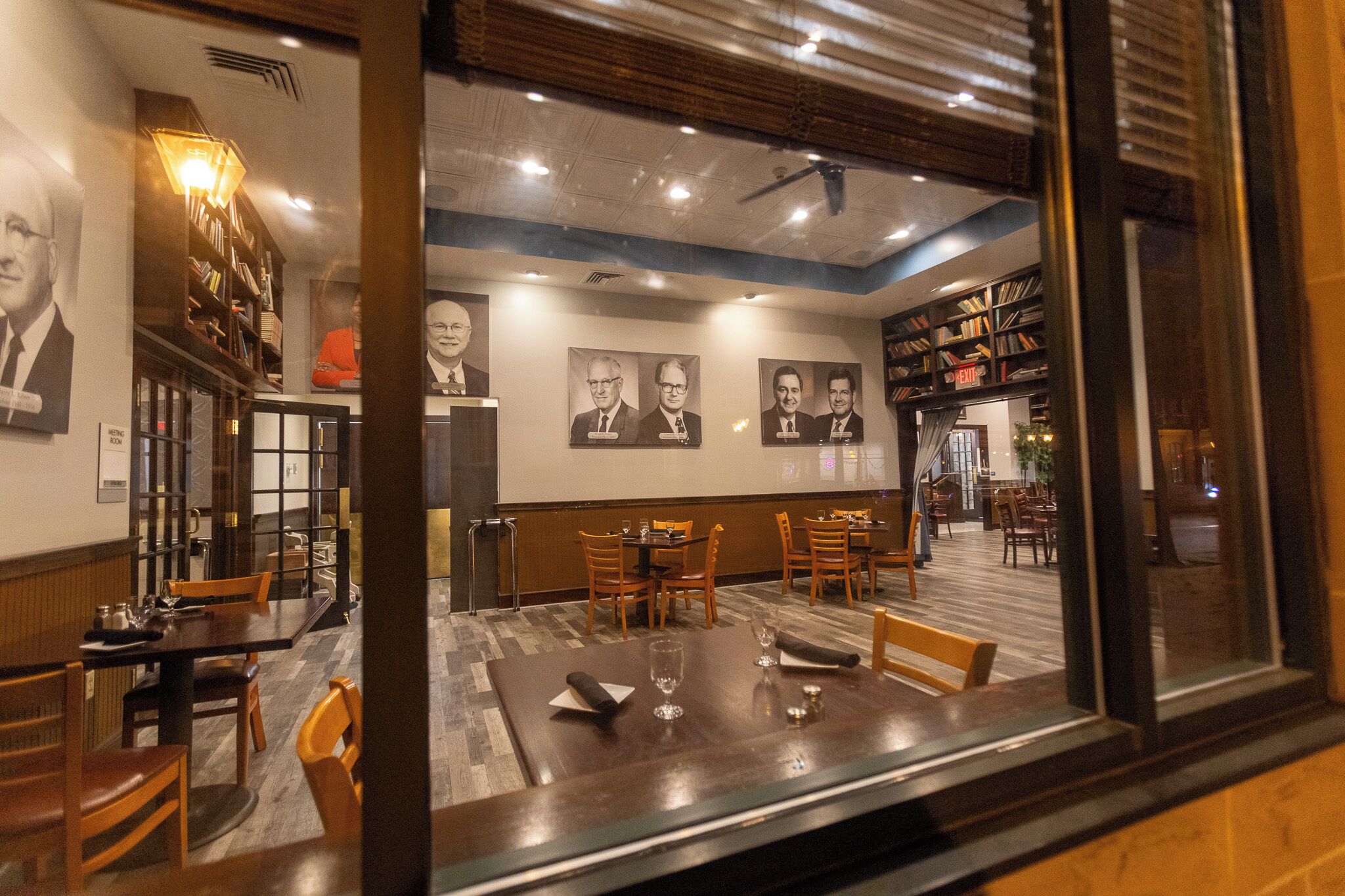 Lunch and dinner served, American cuisine