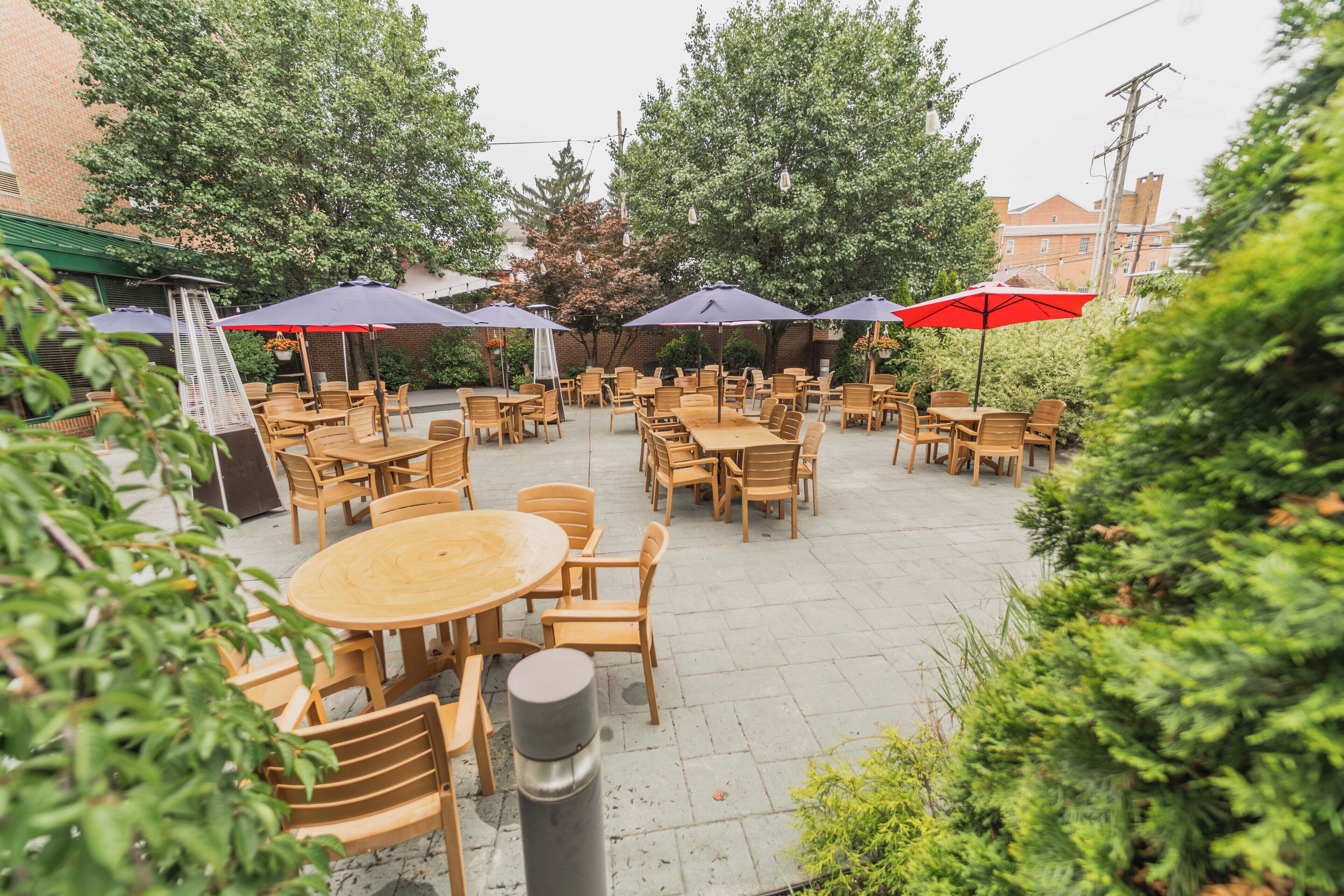 供应午餐和晚餐，美洲菜