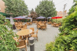 Lunch and dinner served, American cuisine