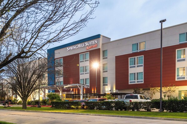 Un hôtel au design moderne, avec une enseigne bien visible indiquant qu’il s’agit d’un Springhill Suites Marriott.