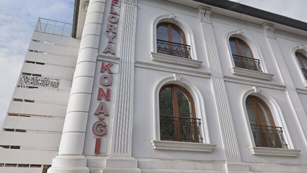 Ein weißes Gebäude mit dem Schriftzug "ELORYA KONAGI" an der Fassade.
