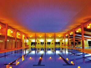 Piscina interna, espreguiçadeiras