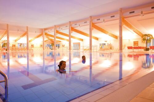 Piscine couverte, chaises longues