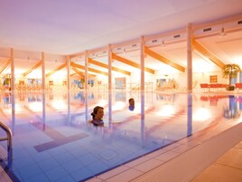 室内游泳池，日光浴躺椅