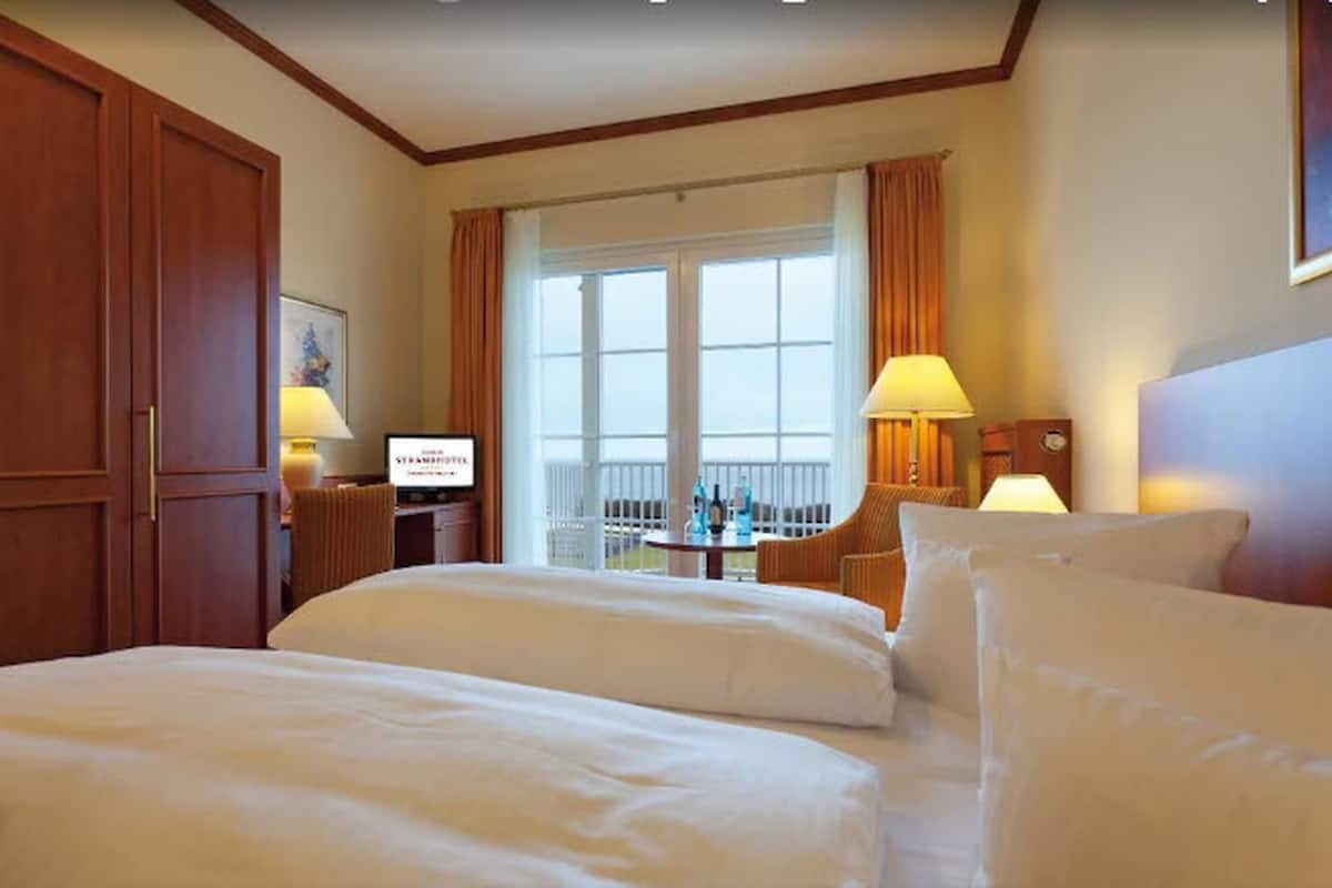 double room, sea view | in-room safe, desk, blackout curtains, free wifi