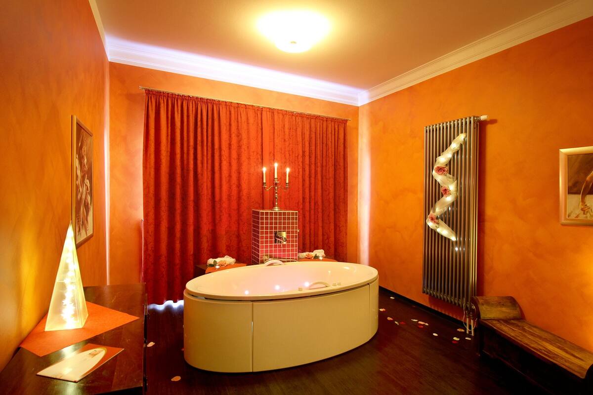 couples treatment room(s), sauna, hot tub, turkish bath/hammam
