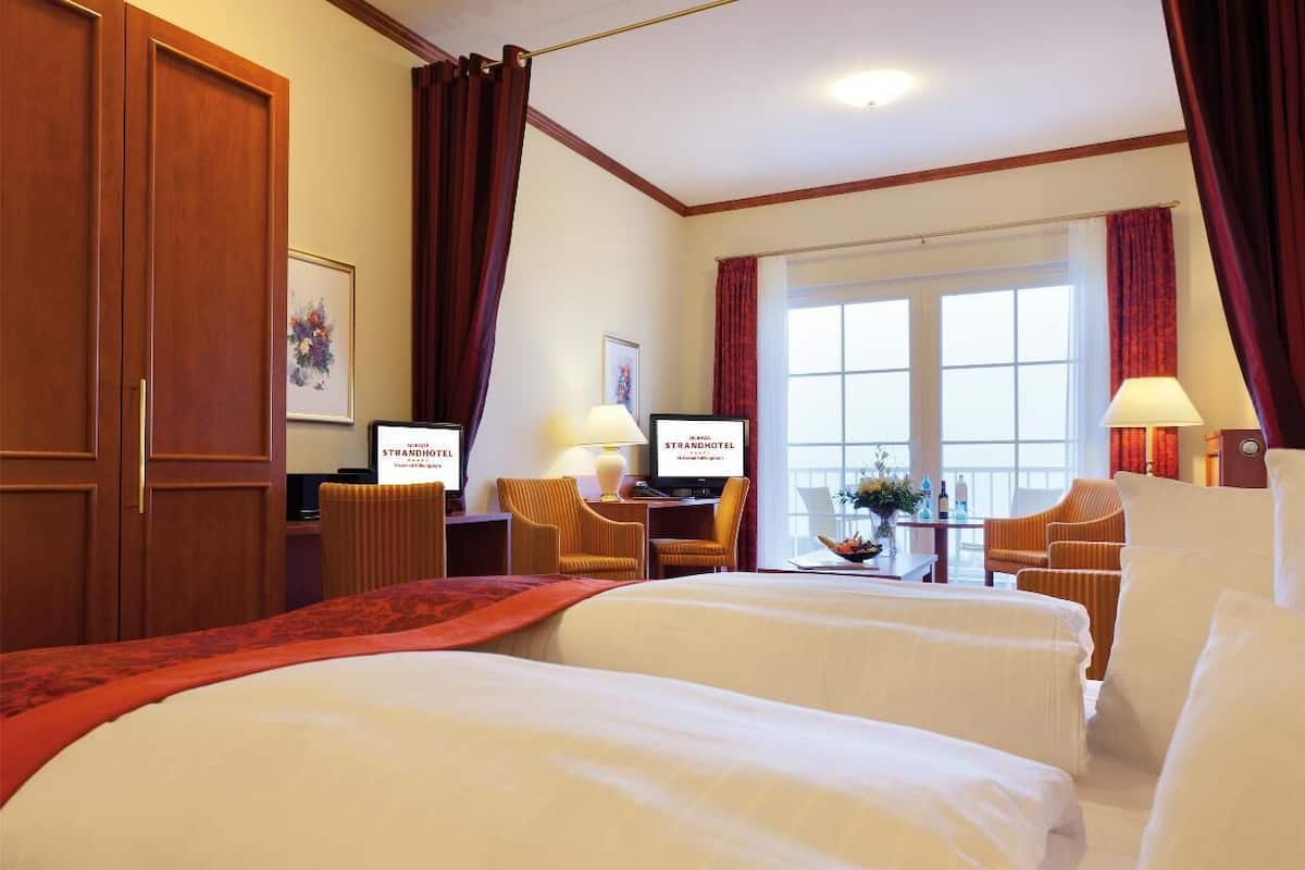 triple room, partial sea view | in-room safe, desk, blackout curtains, free wifi