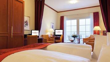 Triple Room, Partial Sea View | In-room safe, desk, blackout drapes, free WiFi