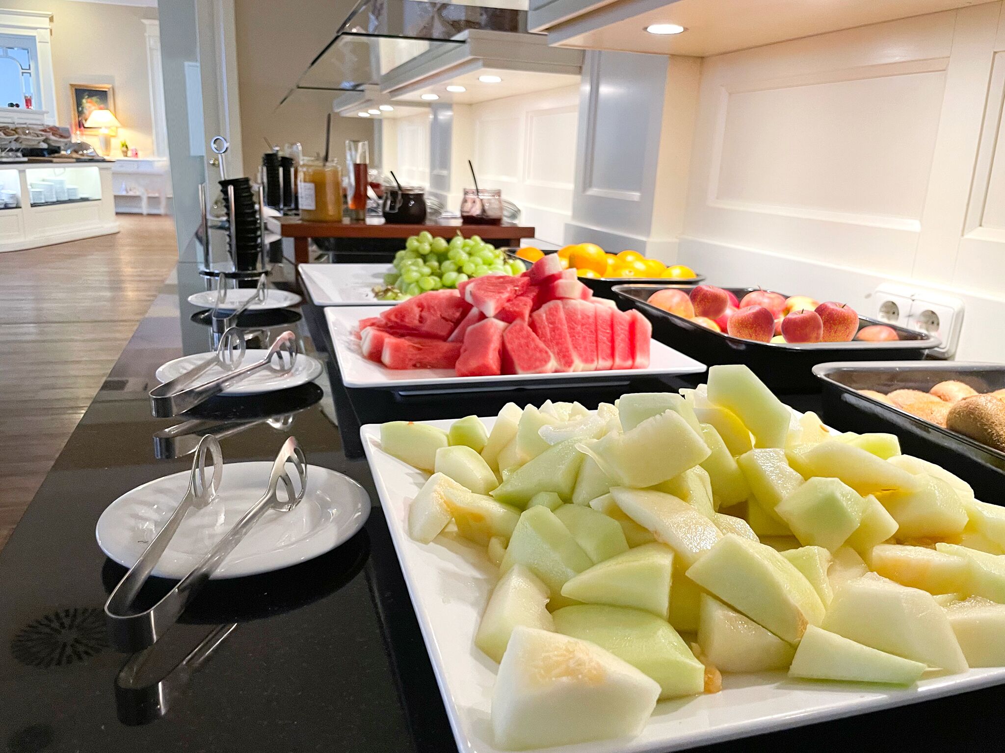 Un buffet proposant une variété de fruits et de boissons.