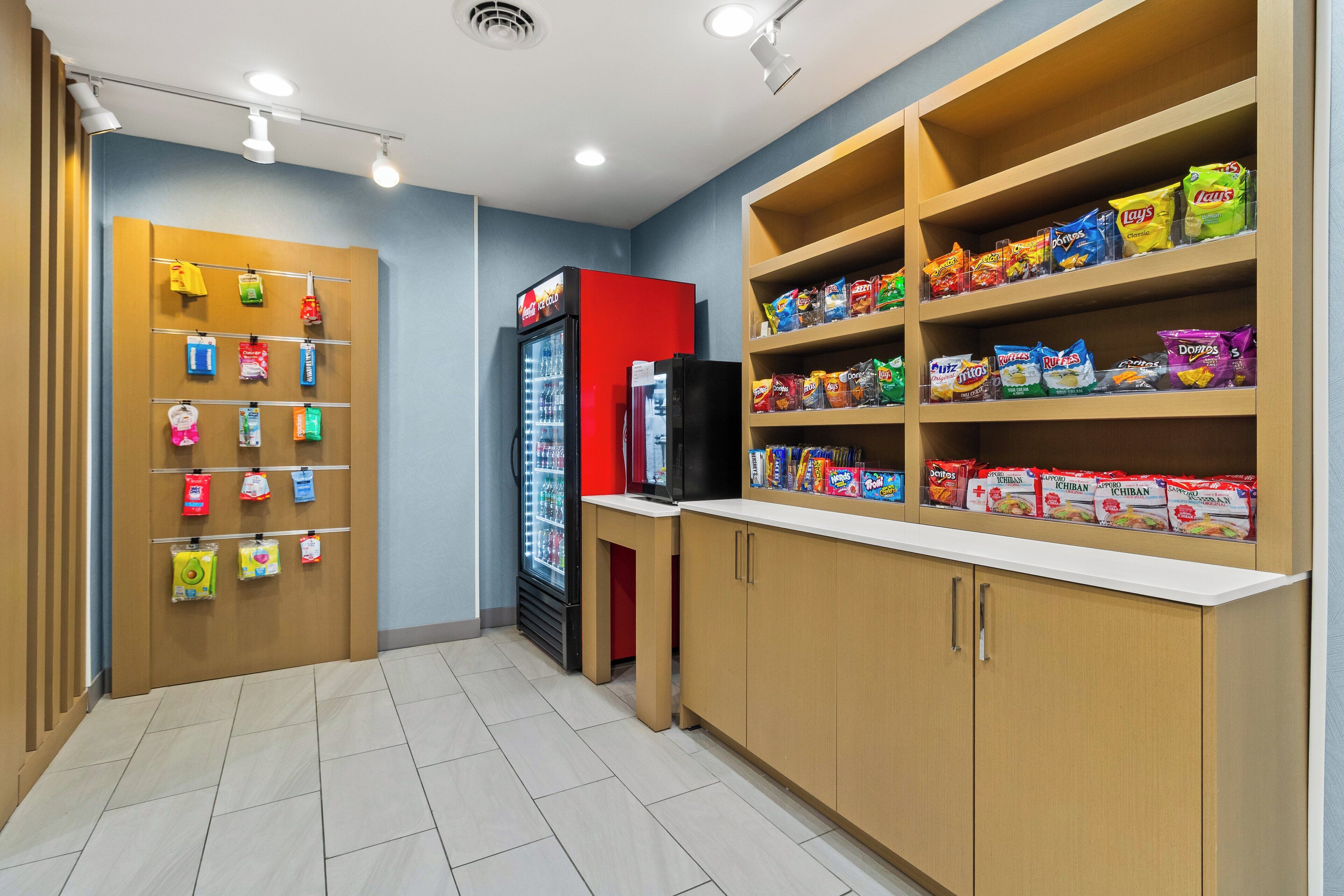 Un mostrador con estantes llenos de diferentes papas fritas y snacks empaquetados.
