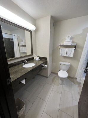 Amenidades de baño gratuitas, secadora de cabello, toallas 