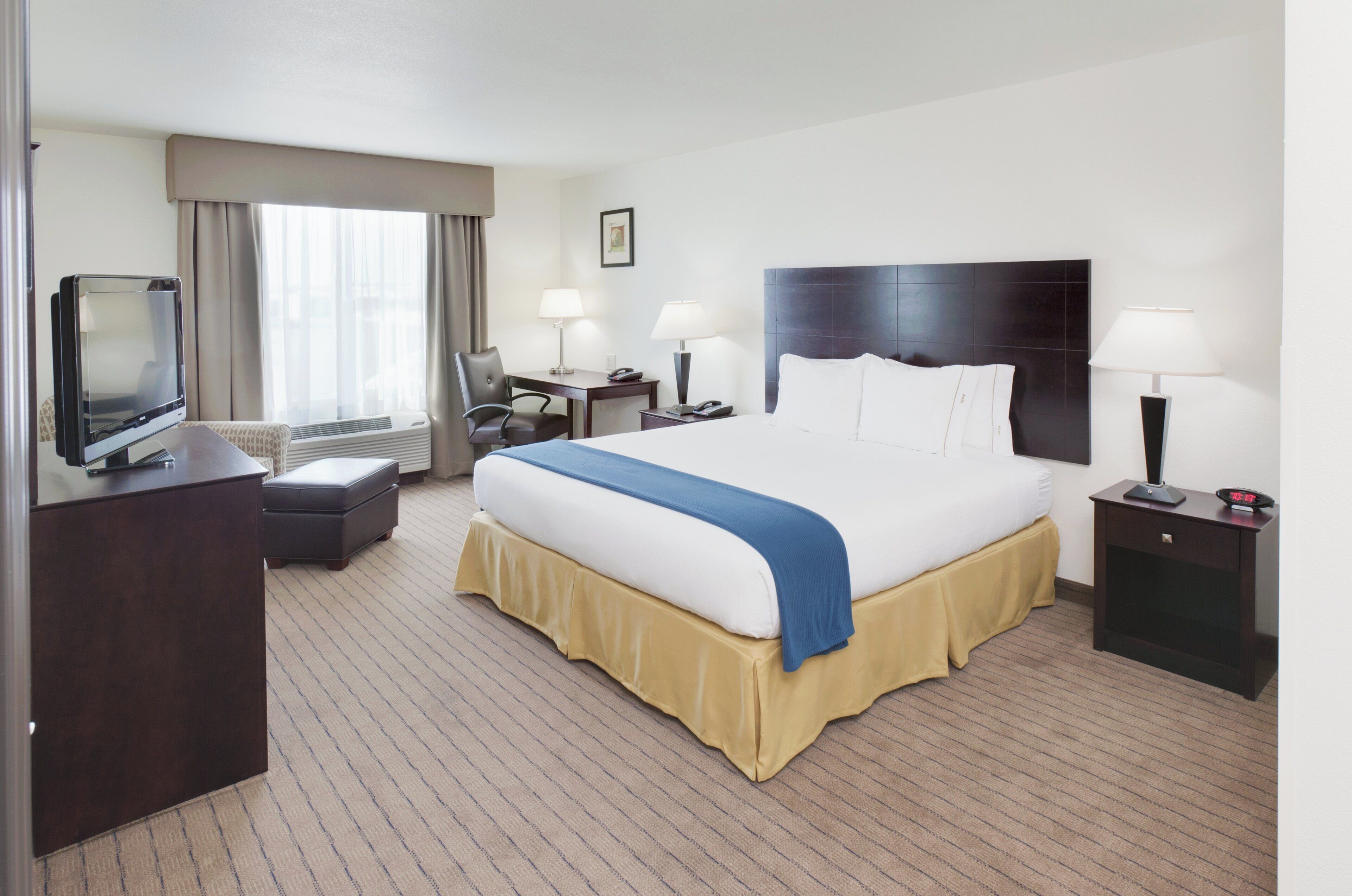 Premium bedding, in-room safe, blackout drapes, iron/ironing board