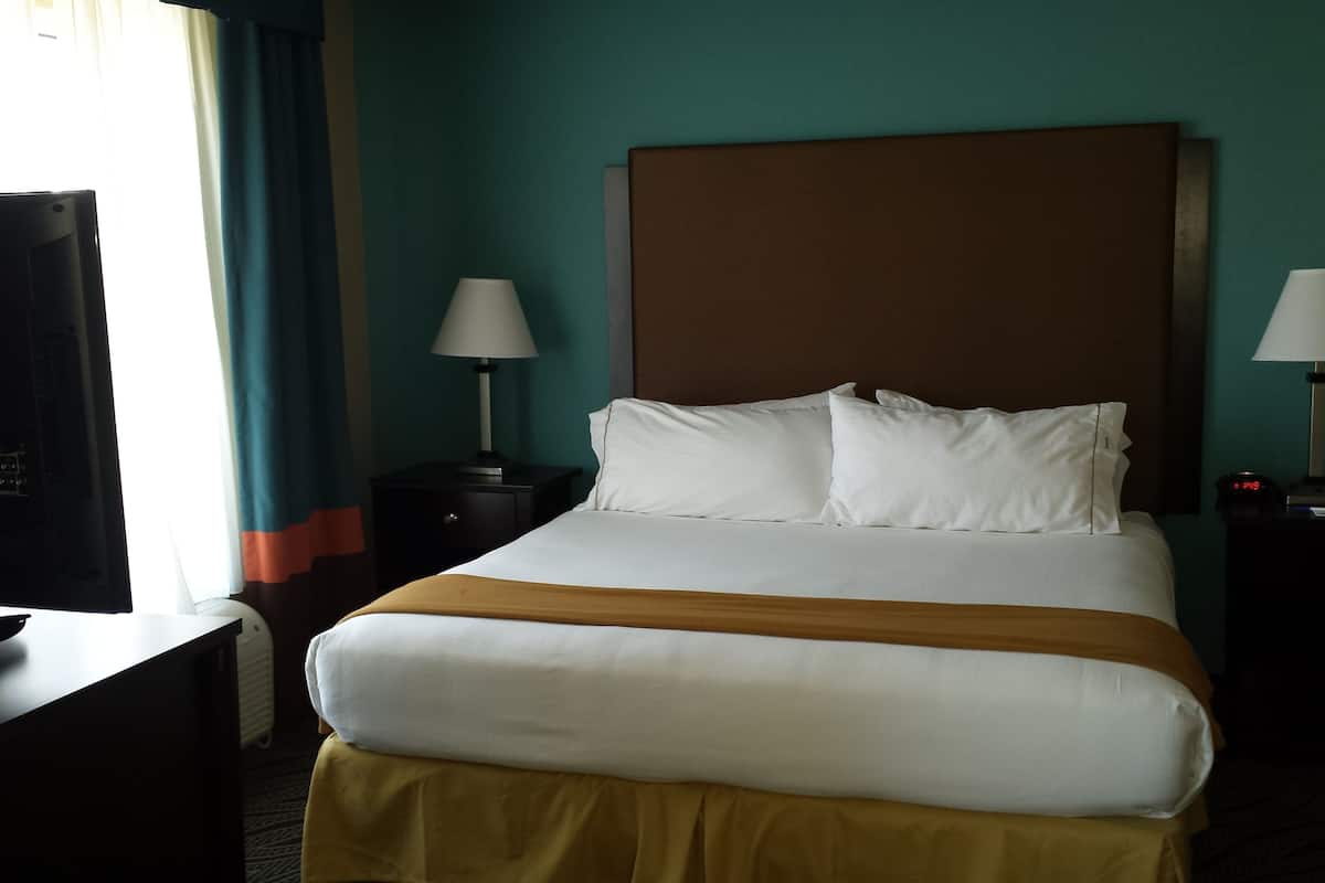 1 bedroom, desk, iron/ironing board, free cots/infant beds