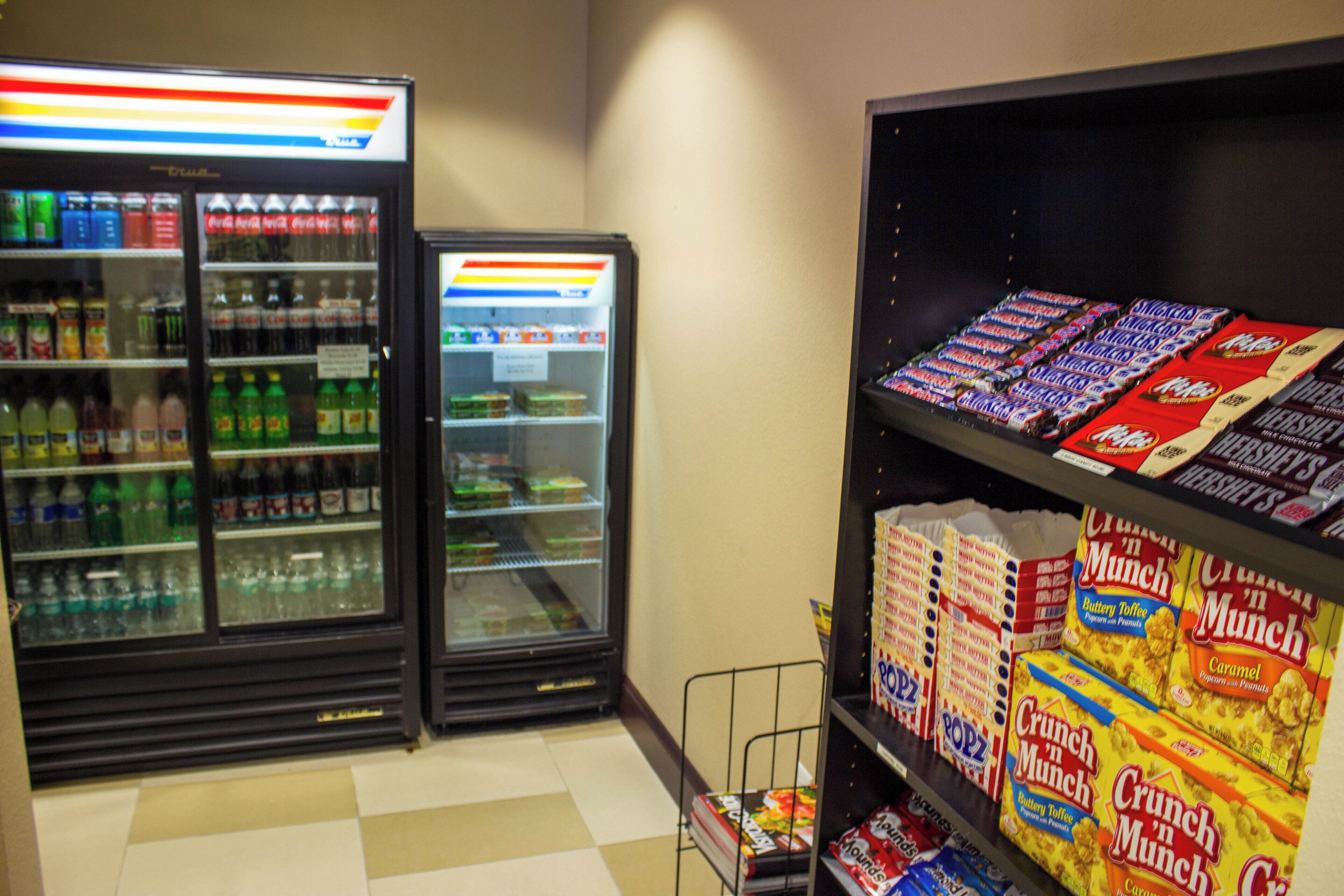 Een automatenruimte met een assortiment snacks en dranken.