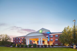 Exterior - Holiday Inn Express & Suites Bridgeport by IHG (Bridgeport)