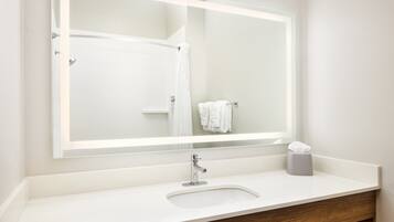 Een bad/douchecombinatie, gratis toiletartikelen, een haardroger