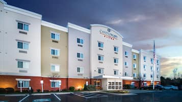 Experience the elegant architecture of this multi-story hotel, featuring a symmetrical design and flat roof.