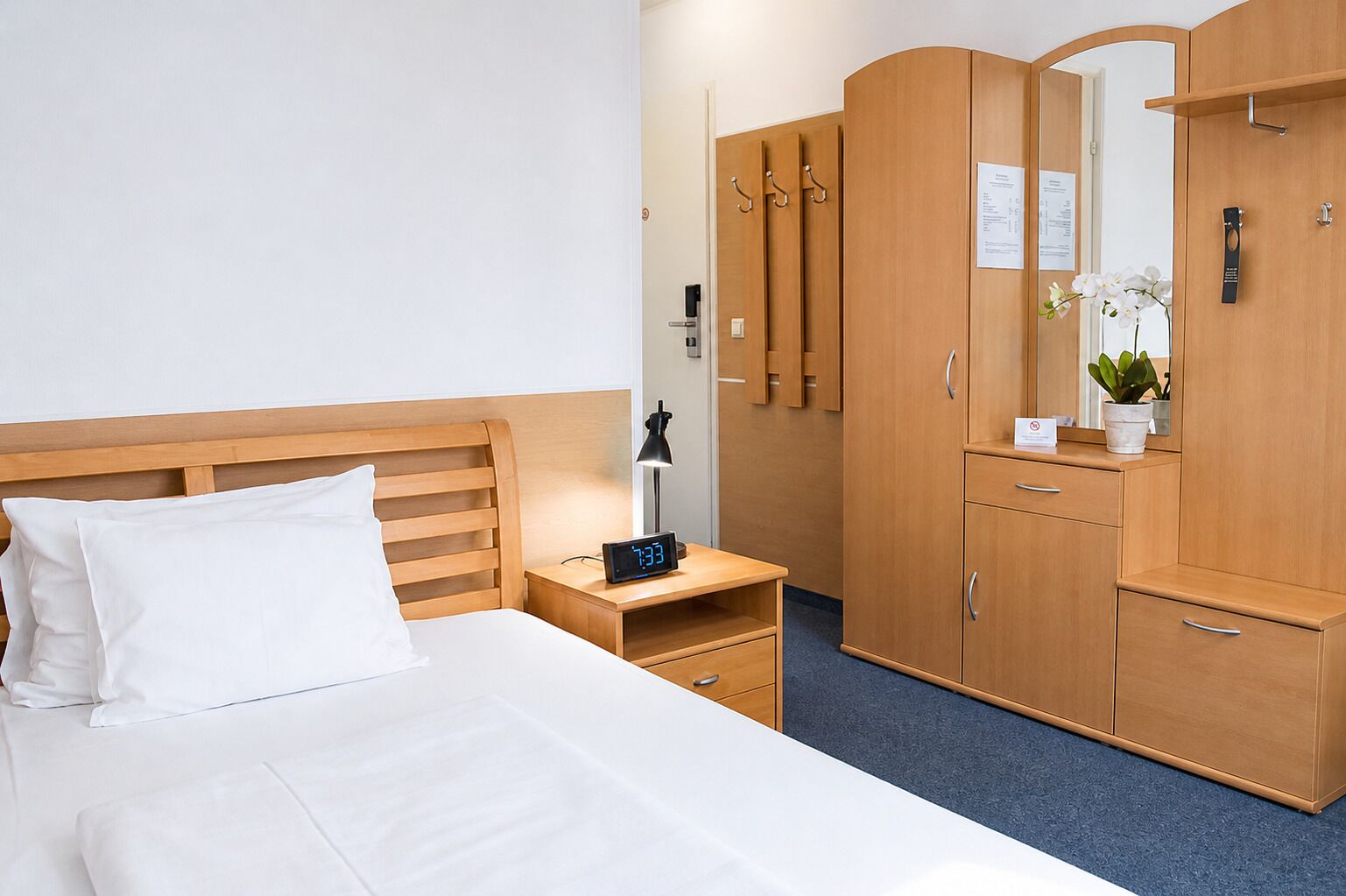 Single Room | Peti besi dalam bilik, meja, katil bayi/kot (percuma), Wi-fi percuma 