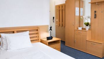 Single Room | Peti besi dalam bilik, meja, katil bayi/kot (percuma), Wi-fi percuma